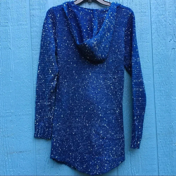 NWT Papillon Blue Kangaroo Pocket Hooded Pom Pom Sweater Size Medium - Picture 5 of 8